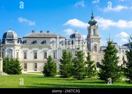 Grüner Park mit Blick auf das wunderschöne barocke Festetikschloss in Keszthely Ungarn Stockfoto