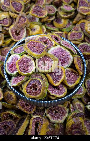 Delicious Dried Figs in a Market Display, gesunde Snack-Option, Nahaufnahme getrockneter Feigen geschmackvoll in einer dekorativen Schüssel auf einem Markt angeordnet. Stockfoto