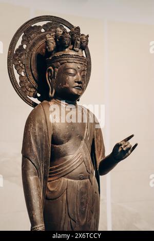 Nizza, Frankreich - 16. November 2023: Elfköpfiger Kannon (Juichimen Kannon), Japan, 12. Jahrhundert, Heian-Zeit. In lackierter und vergoldeter japanischer Zypresse Stockfoto