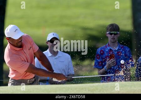 Louisville, Usa. Mai 2024. Tiger Woods stürzt am Donnerstag, den 16. Mai 2024 in Louisville, Kentucky, auf das elfte Grün während der ersten Runde der PGA Championship 2024. Foto von John Sommers II/UPI Credit: UPI/Alamy Live News Stockfoto