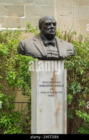 Eine Steinbüste des ehemaligen britischen Premierministers Sir Winston Spencer Churchill im Upper Barrakka Garens in Valletta, Malta Stockfoto