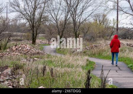 Pipestone, Minnesota – Ein Tourist spaziert entlang eines Weges an aktiven Steinbrüchen am Pipestone National Monument. Ureinwohner haben pipestone (Catli Stockfoto