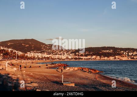 Nizza, Frankreich - 19. November 2023 : Blick auf die Promenade und das Meer in Nizza bei Sonnenuntergang Stockfoto