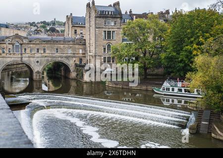Pulteney Bridge und Pulteney Wer am Fluss Avon in Bath, Somerset; England, Großbritannien Stockfoto