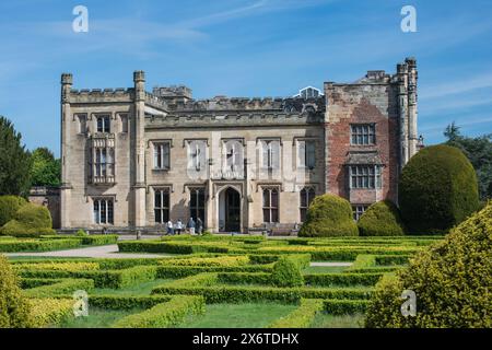 Das herrliche Haus von Elvaston Castle mit seinem formellen Garten aus Kastenhecken und Sträuchern in Derbyshire, England Stockfoto