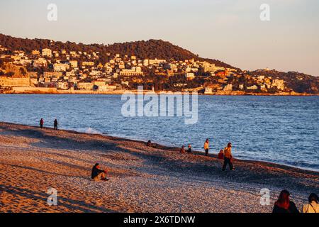 Nizza, Frankreich - 19. November 2023 : Blick auf die Promenade und das Meer in Nizza bei Sonnenuntergang Stockfoto