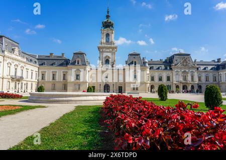 Wunderschönes barockes Festetikschloss in Keszthely Ungarn mit Blumen im Park Stockfoto