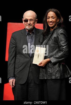 Berlin, Deutschland. Mai 2024. Der Autor Salman Rushdie und seine Frau Rachel Eliza Griffiths (r), fotografiert am Deutschen Theater während eines Fotoaufrufs vor der Lesung seines neuen Buches „Messer“. Gedanken nach einem versuchten Mord. Rushdie wurde mit einem Messer angegriffen und bei einer Lesung am 12. August 2022 schwer verletzt. Quelle: Soeren Stache/dpa/Alamy Live News Stockfoto