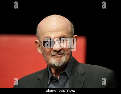 Berlin, Deutschland. Mai 2024. Der Schriftsteller Salman Rushdie, fotografiert am Deutschen Theater während eines Fotoaufrufs vor der Lesung seines neuen Buches „Messer“. Gedanken nach einem versuchten Mord. Rushdie wurde mit einem Messer angegriffen und bei einer Lesung am 12. August 2022 schwer verletzt. Quelle: Soeren Stache/dpa/Alamy Live News Stockfoto