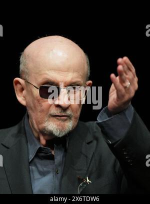 Berlin, Deutschland. Mai 2024. Der Schriftsteller Salman Rushdie, fotografiert am Deutschen Theater während eines Fotoaufrufs vor der Lesung seines neuen Buches „Messer“. Gedanken nach einem versuchten Mord. Rushdie wurde mit einem Messer angegriffen und bei einer Lesung am 12. August 2022 schwer verletzt. Quelle: Soeren Stache/dpa/Alamy Live News Stockfoto