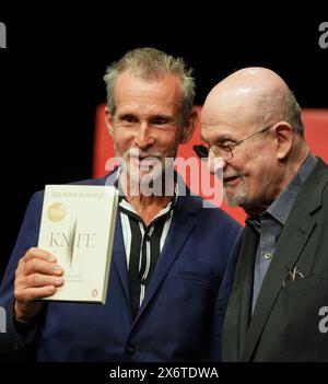 Berlin, Deutschland. Mai 2024. Autor Salman Rushdie und Schauspieler Ulrich Matthes (l), fotografiert am Deutschen Theater während eines Fotoaufrufs vor der Lesung von Rushdies neuem Buch „Messer“. Gedanken nach einem versuchten Mord. Rushdie wurde mit einem Messer angegriffen und bei einer Lesung am 12. August 2022 schwer verletzt. Quelle: Soeren Stache/dpa/Alamy Live News Stockfoto