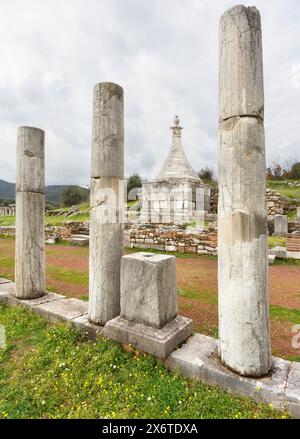 Antike Steinelemente und Säulen in der archäologischen Stätte des antiken Messini Stockfoto