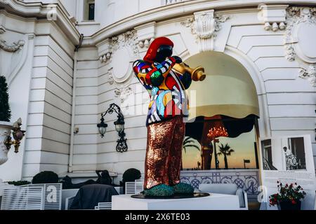 Nizza, Frankreich - 19. November 2023 : Skulptur an der zentralen Fassade des Hotels Negresco in Nizza Stockfoto