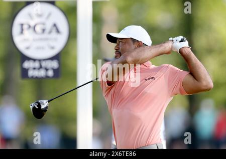 Louisville, Usa. Mai 2024. Tiger Woods schlägt am Donnerstag, den 16. Mai 2024 in Louisville, Kentucky, auf dem zwölften Loch in Runde eins der PGA Championship 2024 auf dem Valhalla Golf Course ab. Foto von John Sommers II/UPI Credit: UPI/Alamy Live News Stockfoto