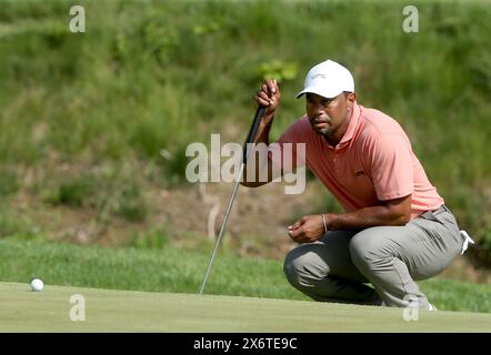 Louisville, Usa. Mai 2024. Tiger Woods stellt seinen Putt auf dem sechzehnten Green in Runde eins der PGA Championship 2024 auf dem Valhalla Golf Course am Donnerstag, den 16. Mai 2024 in Louisville, Kentucky, auf. Foto von John Sommers II/UPI Credit: UPI/Alamy Live News Stockfoto