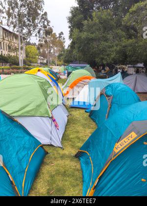 Los Angeles, CA - 30. April 2024: Studentenlager auf dem Campus des Occidental College Stockfoto