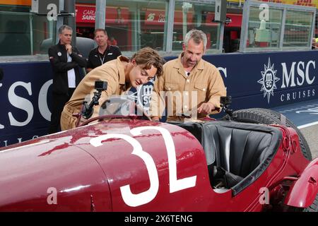 Imola, Italie. Mai 2024. RUSSELL George (gbr), der den 100 Jahre alten Mercedes-Rennwagen fährt, GLOCK Timo, ehemaliger F1-Fahrer, porträtiert die Formel 1 MSC Cruises Gran Premio del Made in Italy e Dell'Emilia-Romagne 2024, 7. Runde der Formel-1-Weltmeisterschaft 2024 vom 17. Bis 19. Mai, 2024 auf dem Autodromo Enzo e Dino Ferrari in Imola, Italien - Foto DPPI Credit: DPPI Media/Alamy Live News Stockfoto