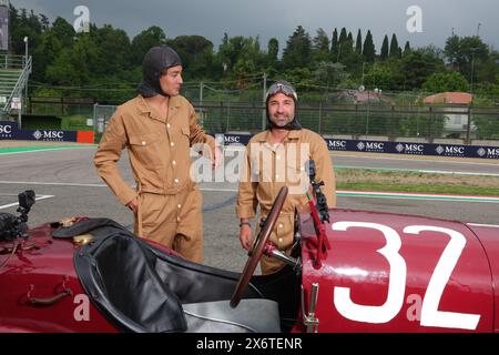 Imola, Italie. Mai 2024. RUSSELL George (gbr), der den 100 Jahre alten Mercedes-Rennwagen fährt, GLOCK Timo, ehemaliger F1-Fahrer, porträtiert die Formel 1 MSC Cruises Gran Premio del Made in Italy e Dell'Emilia-Romagne 2024, 7. Runde der Formel-1-Weltmeisterschaft 2024 vom 17. Bis 19. Mai, 2024 auf dem Autodromo Enzo e Dino Ferrari in Imola, Italien - Foto DPPI Credit: DPPI Media/Alamy Live News Stockfoto