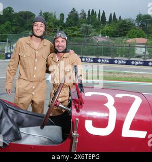 Imola, Italie. Mai 2024. RUSSELL George (gbr), der den 100 Jahre alten Mercedes-Rennwagen fährt, GLOCK Timo, ehemaliger F1-Fahrer, porträtiert die Formel 1 MSC Cruises Gran Premio del Made in Italy e Dell'Emilia-Romagne 2024, 7. Runde der Formel-1-Weltmeisterschaft 2024 vom 17. Bis 19. Mai, 2024 auf dem Autodromo Enzo e Dino Ferrari in Imola, Italien - Foto DPPI Credit: DPPI Media/Alamy Live News Stockfoto