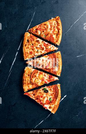 Köstliche Pepperoni Pizza Scheiben Auf Dunklem Marmor Hintergrund Stockfoto