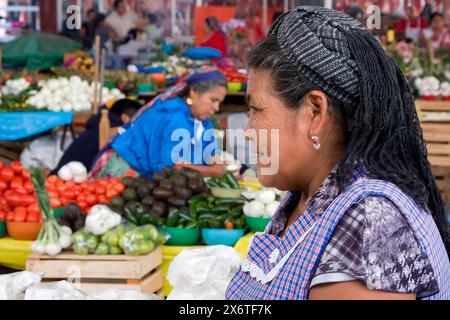 Tlacolula; Oaxaca; Mexiko. Tlacolula-Markt. Zapotec-Indianerin auf dem Gemüsemarkt. Stockfoto