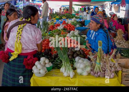 Tlacolula; Oaxaca; Mexiko. Tlacolula-Markt. Zapotec Indischer Gemüseanbieter. Stockfoto