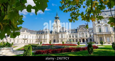 Wunderschönes barockes Festetikschloss in Keszthely Ungarn mit Blumen im Park Stockfoto