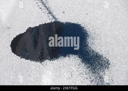 Ölfleck auf einer Straße aufgrund einer Panne Stockfoto