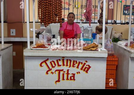 Tlacolula; Oaxaca; Mexiko. Tlacolula Fleischmarkt, bestehend aus zahlreichen kleinen Einzelständen. Hier verkauft man Schweinefleisch. Stockfoto