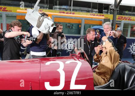 RUSSELL George (gbr), der den 100 Jahre alten Mercedes-Rennwagen fährt, GLOCK Timo, ehemaliger F1-Fahrer, porträtiert die Formel 1 MSC Cruises Gran Premio del Made in Italy e Dellâ&#x80;&#x99;Emilia-Romagne 2024, 7. Runde der Formel-1-Weltmeisterschaft 2024 vom 17. Bis 19. Mai, 2024 auf dem Autodromo Enzo e Dino Ferrari in Imola, Italien Stockfoto