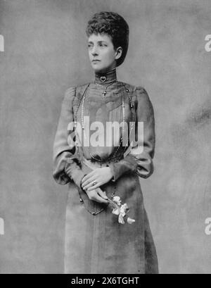 Ein Porträt Ihrer Majestät Königin Alexandra, Ehefrau von König Eduard VII. Sie diente von 1901 bis 1910 als Königin und war Präsident der British Red Cross Society. Ihre Führungsrolle im Roten Kreuz unterstrich ihr Engagement für humanitäre Bemühungen und leistete in Notzeiten, insbesondere im Kontext globaler Konflikte, entscheidende Unterstützung. Stockfoto