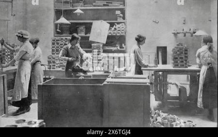 Ein Foto von Arbeiterinnen, die Kisten für Munition (Granaten) herstellen, die andere Arbeiter gemacht hatten. Aufgenommen während des Ersten Weltkriegs, um 1915. Trotz anfänglicher Vorbehalte seitens der Fabriken übertroffen Frauen die Erwartungen an die Erwerbsbevölkerung und demonstrieren damit ihren entscheidenden Beitrag zu den Kriegsanstrengungen und stellen traditionelle Geschlechterrollen in Frage. Stockfoto