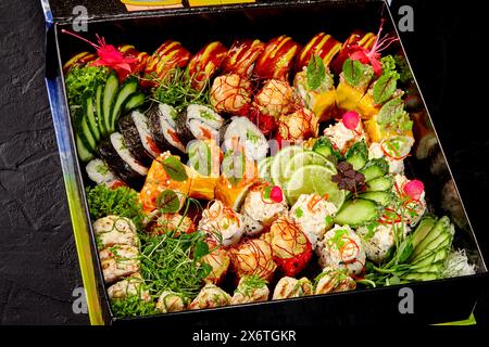 Gourmet-Sushi-Box mit verschiedenen Köstlichkeiten Stockfoto