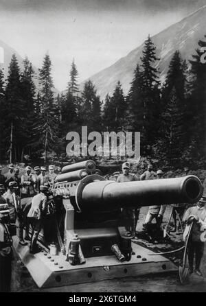 Ein Foto, das italienische Soldaten zeigt, die eine große 305-mm-Kanone vorbereiten, um ein österreichisches Fort auf einem abgelegenen Berggipfel zu bombardieren. Dieses Bild, das während des Ersten Weltkriegs 1916 aufgenommen wurde, zeigt den strategischen Einsatz schwerer Artillerie im anspruchsvollen alpinen Gelände und zeigt die Bemühungen des italienischen Militärs, die österreichisch-ungarische Verteidigung während des „Weißen Krieges“ zu überwinden. Stockfoto