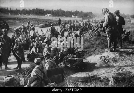 Ein Foto zeigt eine große Gruppe französischer Soldaten, die sich während des Ersten Weltkriegs um 1916 auf dem Weg zur Front bei Strumnitza ruhten. Das Foto zeigt einen Moment der Ruhe für diese Soldaten und zeigt die Herausforderungen der Balkanfront, die schwieriges Gelände und schwierige Bedingungen mit sich brachte. Ihre Präsenz in der Region war entscheidend für die Aufrechterhaltung des Drucks auf die bulgarischen und österreichisch-ungarischen Streitkräfte. Stockfoto