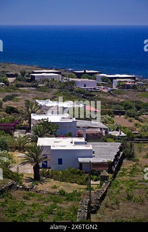 Italien, Sizilien, Insel Pantelleria, Blick auf die Insel und Dammusi, typische lokale Steinhäuser im arabischen Stil Stockfoto