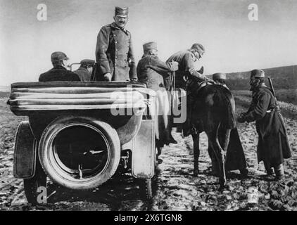 Ein Foto zeigt den Moment, in dem König Peter von Serbien, der seine Armee während des Rückzugs begleitete, auf ein Pferd gehoben wird, als sein Auto nicht weiter fahren konnte. Dieses Bild, das während des Ersten Weltkriegs Ende 1915 aufgenommen wurde, unterstreicht die Entschlossenheit und Widerstandsfähigkeit des serbischen Königs, als er die Not seiner Truppen während des zermürbenden Rückzugs durch raues Gelände teilte. Der Rückzug, bekannt als die albanische Golgatha, führte dazu, dass die serbische Armee und Flüchtlinge extreme Winterbedingungen, Hunger und Krankheiten erlebten, als sie die Berge nach Albanien überquerten. Stockfoto