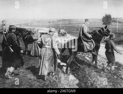 Ein Foto zeigt den Moment, in dem König Peter von Serbien zu erschöpft war, um während des Rückzugs auf dem Pferd zu reiten, und den Sattel gegen eine Kahre tauschte. Während des Ersten Weltkrieges, Ende 1915 während der albanischen Golgatha. Die Anwesenheit von König Peter symbolisierte die Einheit und Beharrlichkeit des serbischen Volkes während einer der schwierigsten Episoden des Krieges. Stockfoto