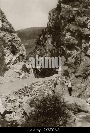 Ein Foto zeigt einen Pass in den serbischen Bergen westlich von Uskub, der während des Ersten Weltkriegs aufgenommen wurde. Der serbische König Peter und seine Armee durchquerten dieses schwierige Gelände während ihres Rückzugs, bekannt als die albanische Golgatha. Auf dieser zermürbenden Reise Ende 1915 erlebten die serbischen Streitkräfte und Flüchtlinge extreme Bedingungen, Hunger und Krankheiten, als sie sich durch die Berge nach Albanien machten. Stockfoto