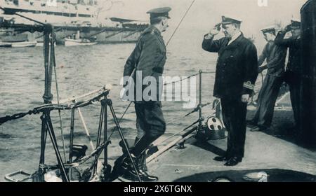 Ein Foto von Lord Kitchener, der während des Ersten Weltkriegs an Bord eines Zerstörers auf dem Weg nach Athen und zum griechischen Hof ankommt. Dieser Besuch war Teil von Kitcheners diplomatischen Bemühungen, die Unterstützung Griechenlands für die alliierte Sache zu sichern, was die größere strategische Bedeutung diplomatischer Missionen bei der Stärkung von Bündnissen und der Koordinierung der Bemühungen gegen die Zentralmächte widerspiegelte. Stockfoto