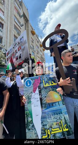 Am 15. Mai 2024 marschieren in Ramallah, Westjordanland, Menschen, die palästinensische Flaggen aufhängen. In der Autonomen palästinensischen Re findet eine großangelegte Demonstration statt Stockfoto