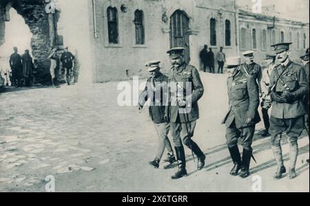 Ein Foto von Colonel Watson, Lord Kitchener, dem französischen Kommandeur, und Colonel McMahon bei Seddul Bahr während des Ersten Weltkriegs. Diese Zusammenkunft wichtiger militärischer Führer unterstreicht die strategischen Diskussionen und die Zusammenarbeit zwischen britischen und französischen Streitkräften während des Gallipoli-Feldzugs. Seddul Bahr, ein bedeutender Ort auf der Halbinsel Gallipoli, war von zentraler Bedeutung für die Bemühungen der Alliierten, sich gegen die osmanischen Verteidigungen zu sichern. Stockfoto