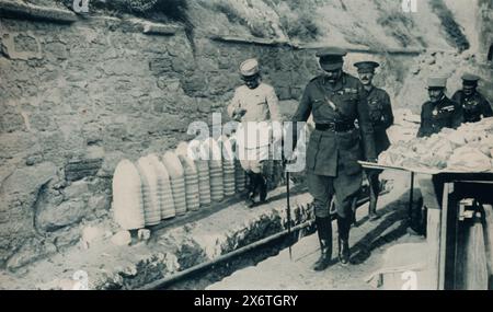 Ein Foto von Lord Kitchener in einem türkischen Fort mit Colonel Henry McMahon und einem französischen General während des Ersten Weltkriegs. Dieses Bild fängt einen Moment von strategischer Bedeutung ein und zeigt die Zusammenarbeit zwischen britischen und französischen Militärführern bei der Beurteilung der osmanischen Positionen und der Koordinierung ihrer Bemühungen im Gallipoli-Feldzug. Stockfoto