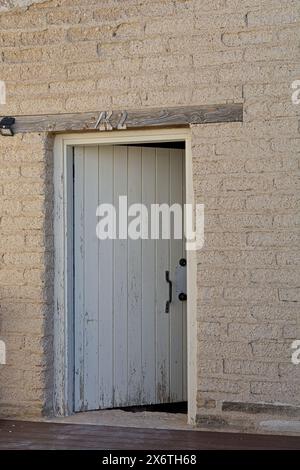 Hölzerner Sturz über rustikaler Tür in rekonstruierten Baracken im lehmstil im Fort Stockton aus der Indianerkriegszeit Stockfoto