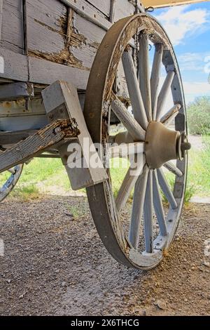 Nahaufnahme eines verwitterten Holzwagens aus dem 19. Jahrhundert Stockfoto