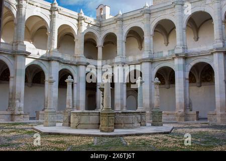 Oaxaca; Mexiko; Nordamerika. Hofbrunnen, Museo de las Culturas de Oaxaca. Früher Teil des Klosters der Kirche Santo Domingo. Stockfoto