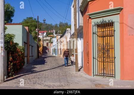 Oaxaca; Mexiko; Nordamerika. Straßenszene, Calle de Morelos, Wohngebiet. Stockfoto
