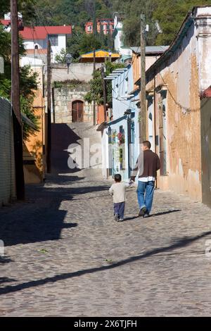 Oaxaca; Mexiko; Nordamerika. Straßenszene, Calle de Morelos, Wohngebiet, Vater und Sohn zu Fuß. Stockfoto