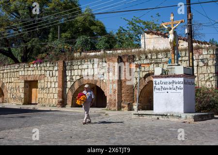 Oaxaca; Mexiko; Nordamerika. Aquädukt von Xochimilco, Arches, Cruz de Piedra, Kruzifix, Straßenszene, Manuel Garcia Vigil Street. Stockfoto