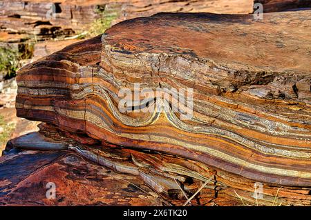 Querschnitt der gebänderten Eisenformation im Karijini-Nationalpark in der Hamersley Range, Western Australia Stockfoto